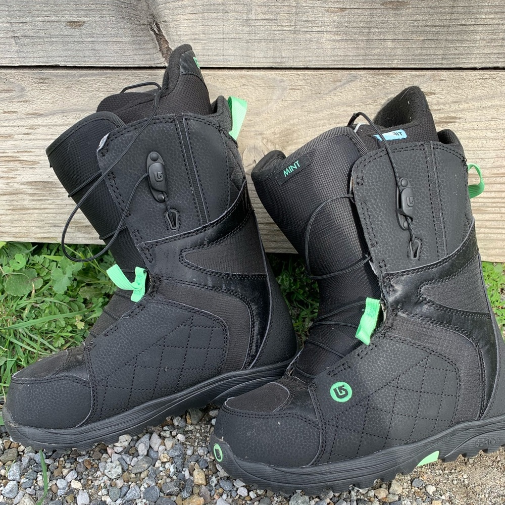 COPY - Burton Woman’s Mint snowboard boots size 6